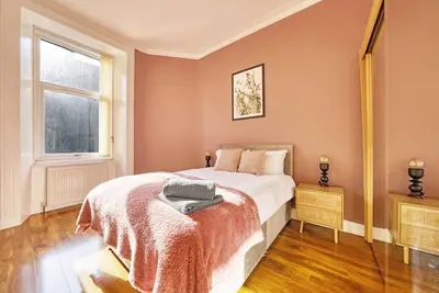 Image de 3br Flat • Sleeps 6 • West End Sights + Driveway