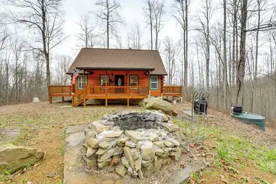 Image de 11 Mi to Great Smoky Mountains Np: Modern Cabin