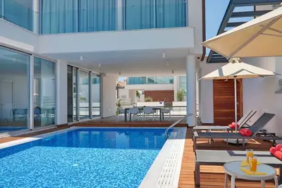 Beachfront Villa • Pool & Rooftop Jacuzzi