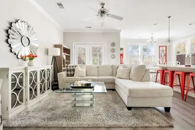 Image de 3 Bedroom Furnished Townhome - Great Neighborhood!