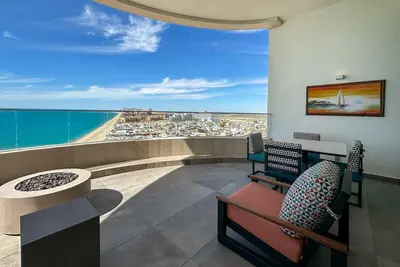 Image de Beachtop Haven! Beachfront Condo at Iconic Sandy Beach