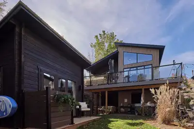 Image de Lake House 1\nA modern lake house with a west coast vibe