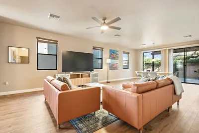 Image de New! Chic hideaway, Central Location!