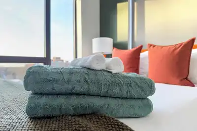 Image de Top floor 1br | Near Lakes | Rooftop Deck & Gym