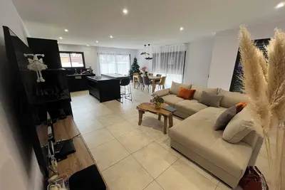 Image de Maison plein-pied avec piscine dans un secteur très calme