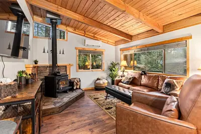 Image de Cozy Bear Cabin-Hot Tub! Ev! 5 mi to Mt Rainier Np