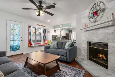 Image de 3 bdrm 2. 5 bth Home, with Fenced Private Yard, Hot Tub, & Pool