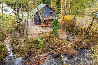 Image de Mt Rainier! Lakeside Creekside! Hot Tub! Firepit!