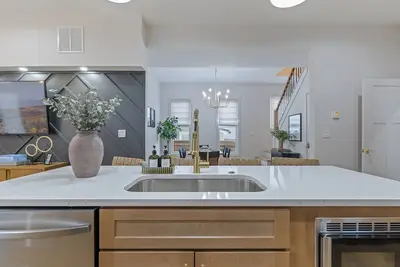 Image de Near Convention Center-3 Ensuites, Sleeps 10, Fenced Backyard, Free Parking