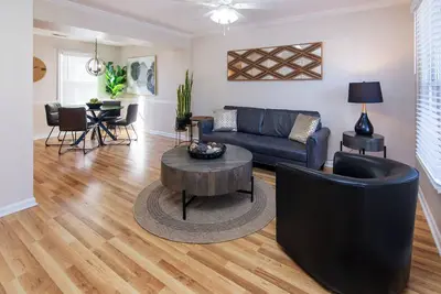 Image de Cozy Furnished 2br Near Uptown & Airport