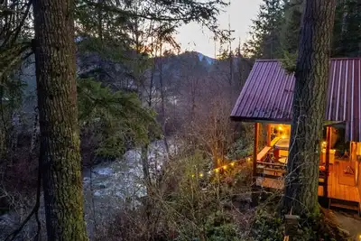 Image de Mt Rainier Cabin on Big Creek! Hot Tub! Fireplace!