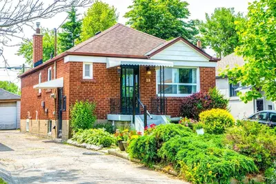 Image de 2 bedroom Basement Apt in East-York
