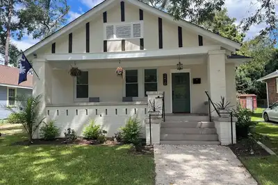 Image de Newly Renovated Downtown 3br Bungalow w/ Porch, Deck, Parking & Utilities