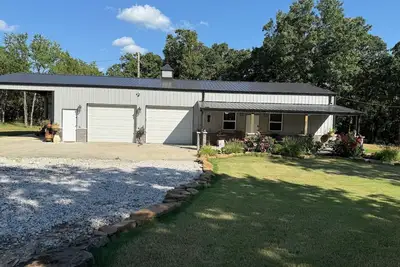 Image de Escape the crowd and explore an amazing 45 acre estate located on Lake Eufaula.