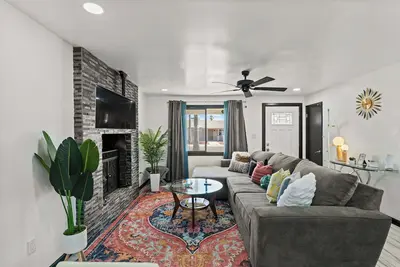 Image de \"Cozy Retreat: Your Perfect Home Away from Home! \"