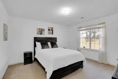 Image de Spacious Ne Columbia Home – Vaulted Ceilings & Outdoor Deck