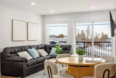 Image de 95 min Banff, Local Coffee, Walk to Restaurants