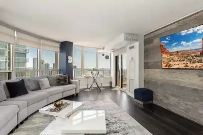 Image de Luxury 2br+Den | Steps from Sq1 | Panoramic Views!