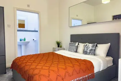 Private 2-Bed Duplex near Headingly w Parking