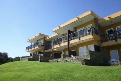 Image de Comfortable 28 sq. m. two-room apartment featuring a fully equipped kitchenette, a double sofa bed, two single beds, and a private bathroom with shower, bidet, and hairdryer. The apartment also features an outdoor space with sea views, a patio or terrace