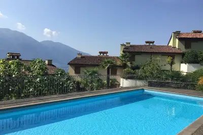Image de Confortable maison de vacances en rangée avec piscine extérieure et terrasse ave