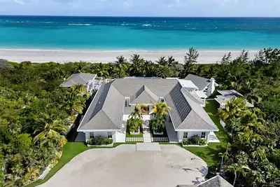 Image de Luxury tropical villa located next to the beach