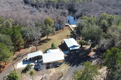 Image de Enchanting waterfront cottage! Dock, boat ramp! Surrounded by tupelo & cypress!