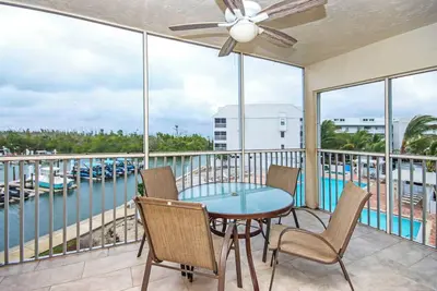 Bayside Villa 4224: Bright Corner Unit with Stunning Bay Views