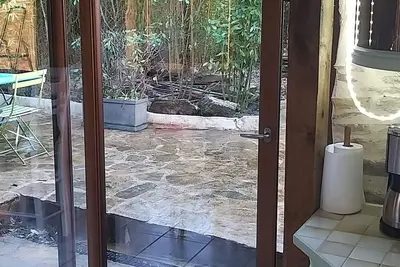 Image de Maison en pierres avec jardin, centre-ville, au calme, proche des commodités