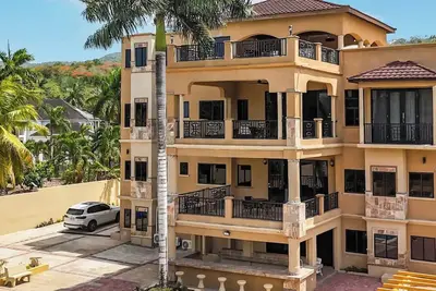 Image de Private, Spacious, Luxury 15 Bedroom Villa  for large Groups, Families or Events