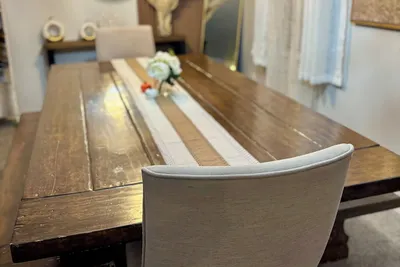 Image de Spacious - family fun- Pet friendly-doggie door-fenced yard.