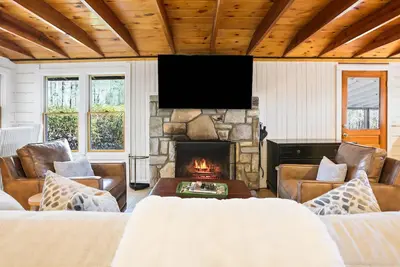 Image de Tucked in the treetops, this charming mountain retreat blends rustic warmth with modern comfort  by the Sunshine Collective.