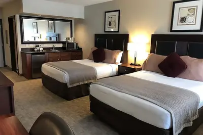 Image de Great Find! 2 Comfy Units And Pool.