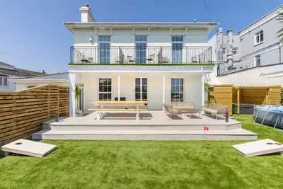 Image de Victorian Villa with sea views and hot tub close to the beach with a games room.