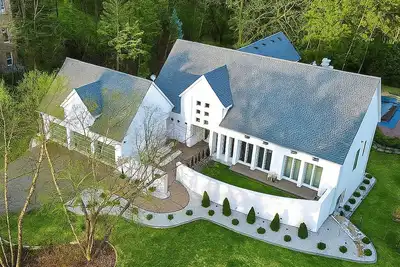 Image de Modern Wayzata Retreat with Private Resort Pool, Sauna & Cold Plunge