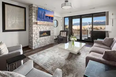 Image de New Build Condo! Views of the Mountains! Private Hot Tub and Fireplace!