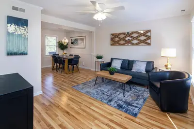 Image de Comfort-Focused 2br with Workspace & Fast WiFi