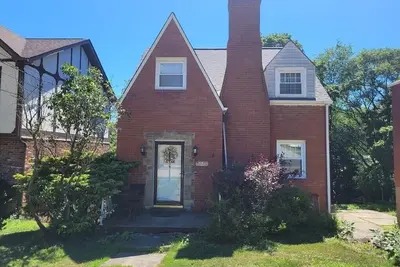 Image de Mt. Lebo Home, visiting family or going to game on North Shore/walk to trolley!