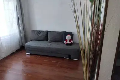 Image de two-story house in gated community.