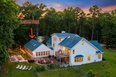 Image de 9br Retreat - Sleeps 23+ w Pool, Pickleball Court, Golf Simulator, Near Beaches