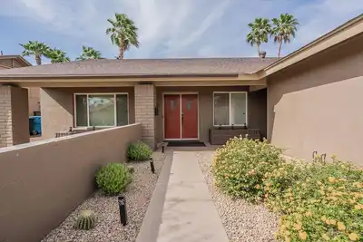 Image de 15 Minutes to Scottsdale Serene 3bdrm w/ Pool & Hot Tub in vibrant Phoenix