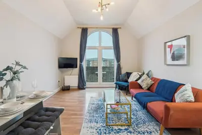 2-Bed Flat • Balcony • Parking • Walk to Castle