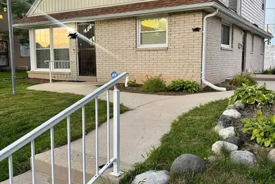 Image de 3-bedroom house in gorgeous Milwaukee with cool Ac breeze