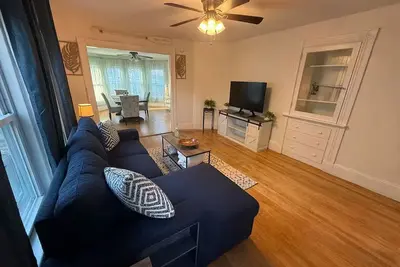 Image de Cozy, Sunny, Costal 2br Near Downtown