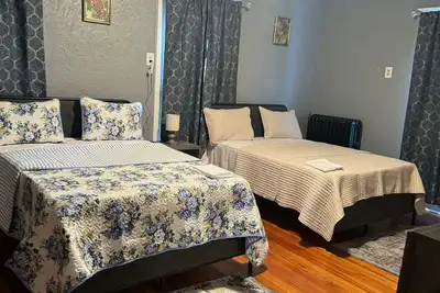 Image de Perfect for Groups! 8-Bedroom Home in Prime Area