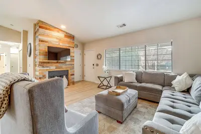 Image de Fenced Outdoor Space: Modern Sedona Home By Hiking