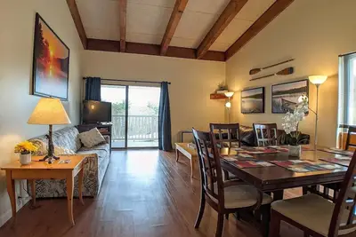 Image de Spacious Cedar Lodge Condo with Private Balcony & Lake Views