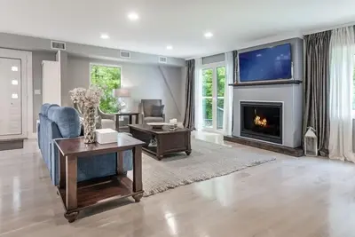 Image de Luxury 2br Andover entire home near Boston with fireplace, Parking & Balconies.