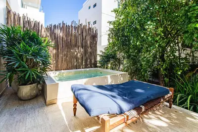 Image de Relaxing condo with pool access, modern design & short walk to the beach