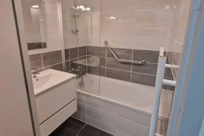 Image de T2 meublé - 29m2 - Face aux Thermes - Balcon et piscine